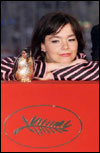 Björk et son trophée